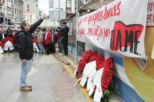 Ο Κώστας Αβραμόπουλος, μέλος του ΠΓ της ΚΕ του ΚΚΕ καταθέτει στεφάνι εκ μέρος του Κόμματος στο χώρο θυσίας των καπνεργατών