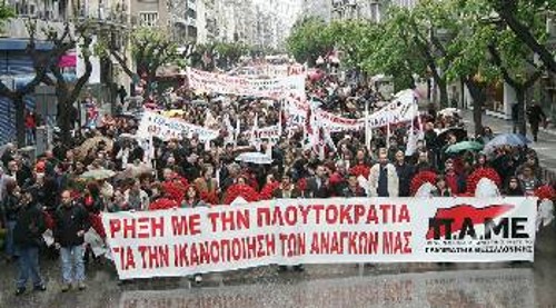 Την ανάγκη ολομέτωπης σύγκρουσης με την πολιτική που στηρίζει την πλουτοκρατία επιτάσσει η υπεράσπιση ακόμα και των στοιχειωδών εργασιακών δικαιωμάτων