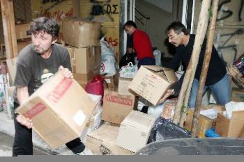 Εργαζόμενοι της Θεσσαλονίκης φορτώνουν τη βοήθεια προς το λαό της Παλαιστίνης