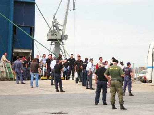 Με δρακόντεια μέτρα, ο κατασταλτικός μηχανισμός του κράτους «υποδέχεται» στο λιμάνι της Θεσσαλονίκης τους μετανάστες από τη Χίο