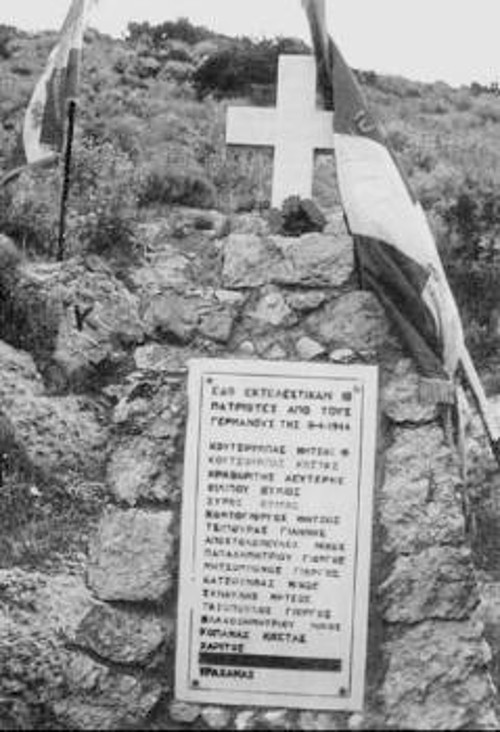 Η μαρμάρινη πλάκα με τα ονόματα των εκτελεσμένων πατριωτών κοντά στο χωριό Χρισσό Αμφισσας