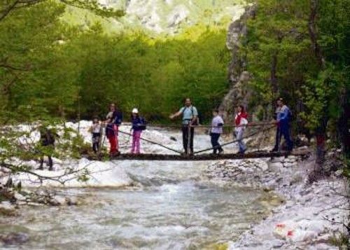 Πλακόστρωτα μονοπάτια, πεζούλια αλλά και δρομάκια, εκτείνονται παράλληλα στο Θερμοπόταμο – Ρέμα Νικολάου. Ειδικά διαμορφωμένες ξύλινες γέφυρες βοηθούν τον επισκέπτη να ακολουθεί ορειβατικά μονοπάτια