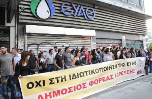 Μήνυμα οργανωμένης αντίστασης έστειλε η χτεσινή, δυναμική κινητοποίηση στην ΕΥΑΘ