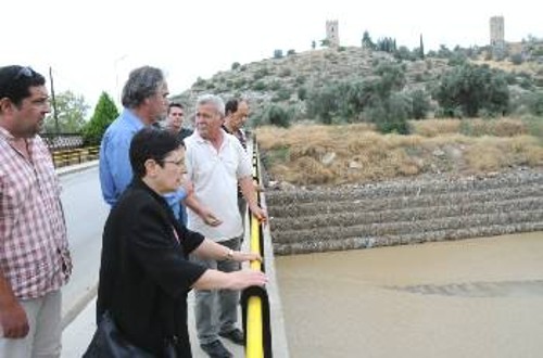 Το κλιμάκιο του ΚΚΕ επισκέφτηκε τον ποταμό Λήλαντα που υπερχείλισε, προκαλώντας τεράστιες καταστροφές
