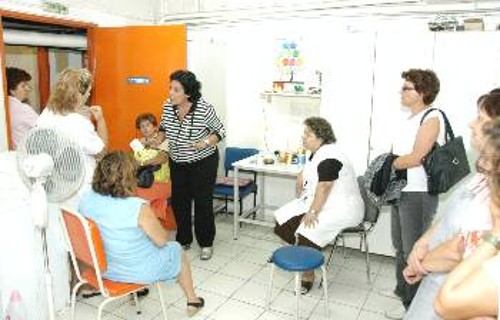 Η Λ. Κανέλλη συνομιλεί με εργαζόμενες στα μαγειρεία και τα πλυντήρια του νοσοκομείου