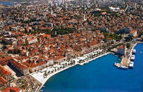 Μια από τις κυριότερες πόλεις των Δαλματικών Ακτών και σημαντικό λιμάνι είναι το Σπλιτ