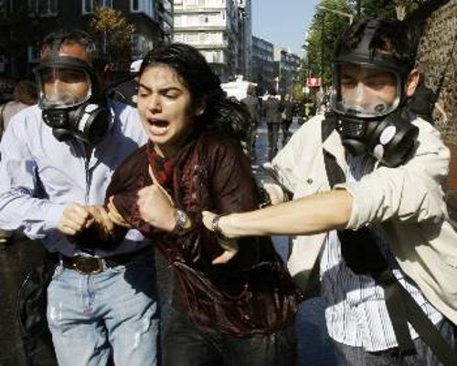Σύλληψη διαδηλώτριας από μυστικούς αστυνομικούς