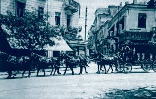 Νεκρική άμαξα, Αθήνα 1930 - '35 (Φωτογραφικό Αρχείο Μουσείου Μπενάκη. Φωτογράφος: Δημήτρης Γιάγκογλου)