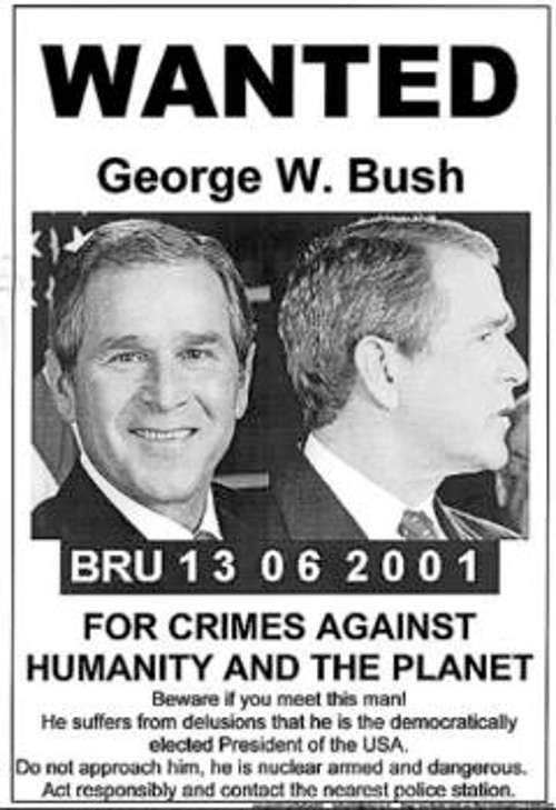 «Καταζητείται Τζορτζ Ο. Μπους, BRU 13 06 2001». Με αυτήν την αφίσα, που γέμισαν τις Βρυξέλλες, οι Βέλγοι υποδέχτηκαν, διαδηλώνοντας στους δρόμους, τον Αμερικανό Πρόεδρο