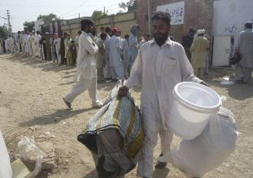 Χιλιάδες Πακιστανοί αναγκάζονται να εγκαταλείψουν τις εστίες τους
