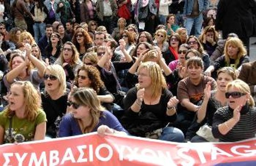 Οι γυναίκες και οι νέοι βρίσκονται πρώτοι στο «στόχαστρο» της ανεργίας και της μερικής απασχόλησης (φωτ. από προηγούμενη κινητοποίηση των εργαζομένων με «stage» στην Αθήνα)