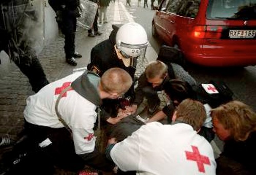 Διαδηλωτής τραυματίας στο Γκέτεμποργκ δέχεται τις πρώτες βοήθειες