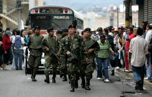 Οι δυνάμεις καταστολής των πραξικοπηματιών έχουν βγει στους δρόμους