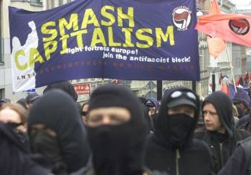 «Συντρίψτε τον καπιταλισμό». Το σύνθημα των διαδηλωτών τα λέει όλα
