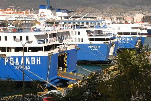 Τα σαπάκια του Αγούδημου στο λιμάνι του Πειραιά. Ο πλειστηριασμόςτους θα αποφέρει ψίχουλα στο ΝΑΤ, σε σχέση με τις οφειλές του εφοπλιστή