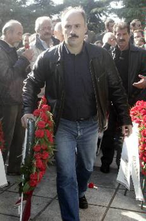 Ο Ζ. Λυμπερίδης καταθέτει το στεφάνι του ΚΚΕ, στο μνημείο στη Θεσσαλονίκη
