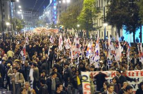 Η μαζική συμμετοχή στη σημερινή απεργία και στις συγκεντρώσεις αποτελεί την καλύτερη απάντηση στην πολιτική της ΕΕ που θέλει τους εργαζόμενους υποζύγια της καπιταλιστικής κρίσης