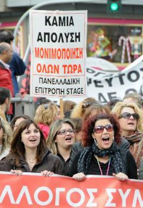 Χιλιάδες μανάδες απολύονται για να προσληφθούν στη συνέχεια με κάθε μορφή «ελαστικής» απασχόλησης, με το επιχείρημα μάλιστα ότι έτσι ...εξυπηρετούνται οι ανάγκες τους (φωτ. αρχείου)