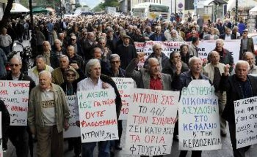 Από τη χτεσινή πορεία των συνταξιούχων στην Αθήνα