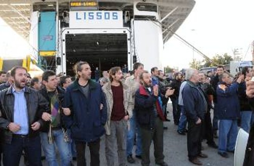 Από την ώρα που χάραξε ως την ώρα που νύχτωσε εργάτες της στεριάς και της θάλασσας έμειναν στο λιμάνι του Πειραιά (φωτ). Δε γύρισε προπέλα. Δε λύθηκε κανείς κάβος.