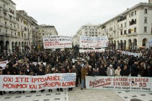 Οι καθαρίστριες που αντιμετωπίζουν καθημερινά την εργοδοτική τρομοκρατία έδωσαν μαζικό «παρών» στις συγκεντρώσεις του ΠΑΜΕ (φωτ. Θεσσαλονίκη)