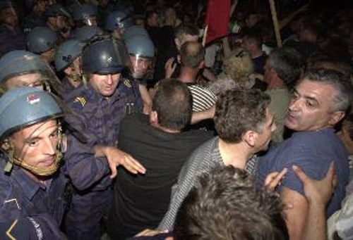 Από τις προχτεσινές συγκρούσεις των διαδηλωτών με την αστυνομία στο Βελιγράδι
