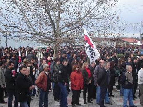 Αγώνας που αναδεικνύει την πολιτική δύναμη της ταξικής αλληλεγγύης είναι αυτός που δίνουν οι αλλιεργάτες (φωτ. από κινητοποίηση του ΠΑΜΕ στη Μηχανιώνα)