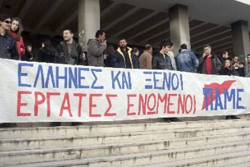 Στιγμιότυπο από κινητοποίηση κατά την εκδίκαση της εργοδοτικής αγωγής