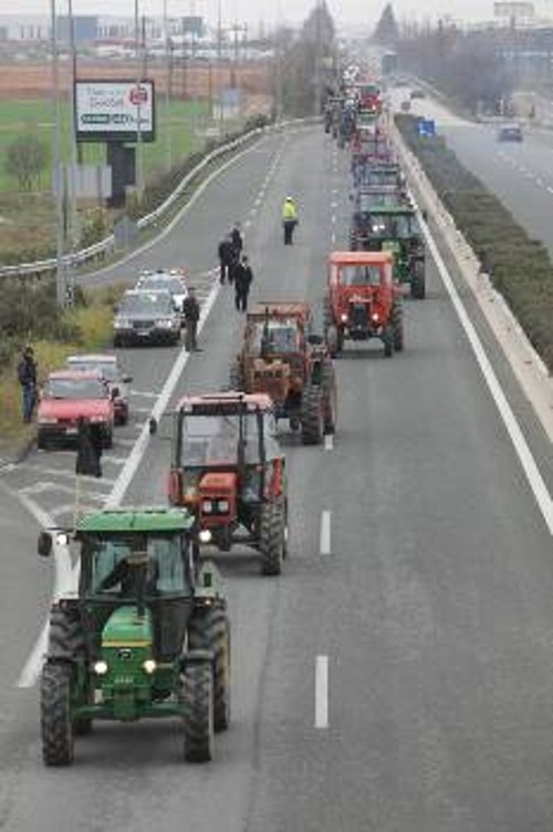 Ουρά χιλιομέτρων σχηματίζουν τα τρακτέρ