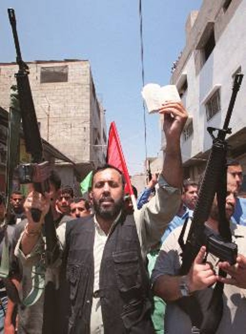 Παλαιστίνιοι παρελαύνουν με τα όπλα στα χέρια στην κηδεία δύο συντρόφων τους κατά τη διάρκεια της περασμένης Κυριακής
