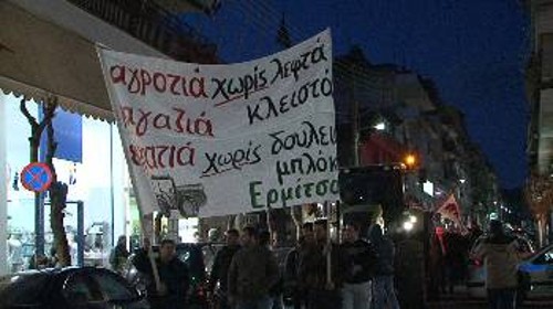 Το πανό του μπλόκου των αγροτών μιλά από μόνο του: «Αγροτιά χωρίς λεφτά, μαγαζιά κλειστά, εργάτες χωρίς δουλειά»