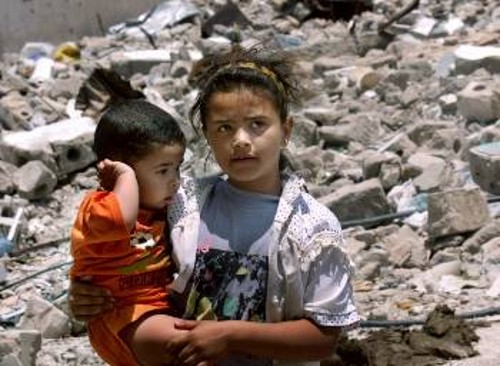 Μικρά παιδιά στη Ράφα μετά τη μάχη κοιτάζουν το φακό με βλέμμα που τα λέει όλα...