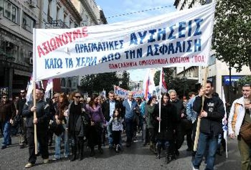 «Κάτω τα χέρια από την Ασφάλιση» διαδήλωσαν την Τετάρτη χιλιάδες εργαζόμενοι που απήργησαν με το ΠΑΜΕ