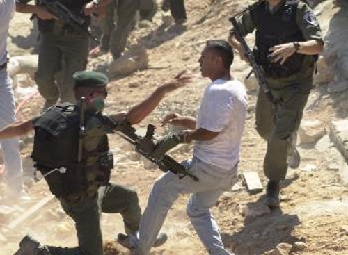 Παλαιστίνιος συμπλέκεται με ισραηλινούς στρατιώτες προσπαθώντας να προστατέψει το σπίτι του