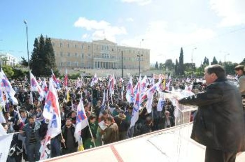 Στο βήμα ο Αλέκος Αρβανιτίδης