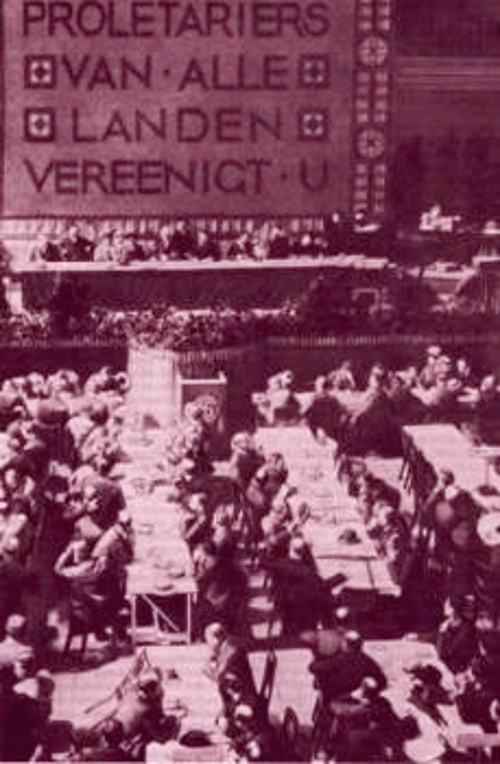 Η προδοσία της εργατικής τάξης από τα κόμματα της Β΄ Διεθνούς, που είχε εκφραστεί με τερατώδη τρόπο στον Α΄ Παγκόσμιο ιμπεριαλιστικό Πόλεμο (1914 - 1918), ήταν φυσικό να συνεχιστεί και ύστερα απ' αυτόν (φωτ: Αποψη της αίθουσας συνεδριάσεων του Συνεδρίου της Β΄Διεθνούς)