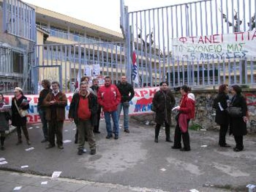 Στιγμιότυπα από την περιφρούρηση της απεργίας σε σχολεία της Αθήνας