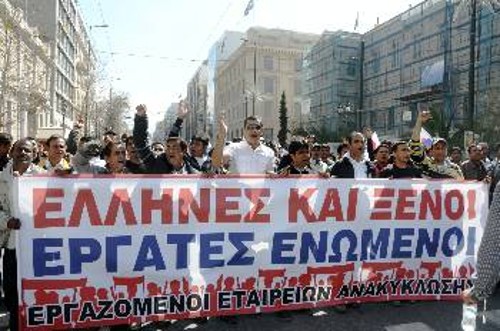 Η «Χρυσή Αυγή» δουλεύει για τη διάσπαση της εργατικής τάξης, βεβαιώνοντας το φόβο που προκαλεί στην πλουτοκρατία η ενωμένη ταξική πάλη των εργατών (φωτ. από παλιότερη κινητοποίηση)