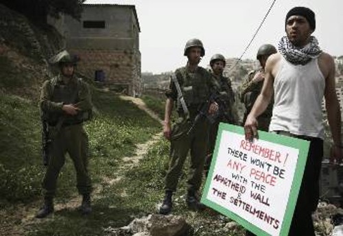 Από διαμαρτυρία παλαιστινίων ενάντια στους εποικισμούς και το τείχος της ντροπής