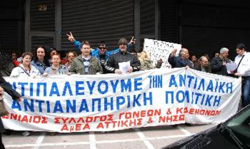 Στιγμιότυπο από τη χτεσινή κινητοποίηση στο υπουργείο Εργασίας