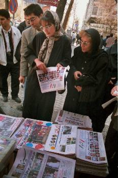 Μια μέρα μετά τις εκλογές στην Τεχεράνη αυξημένο ενδιαφέρον για τις εφημερίδες