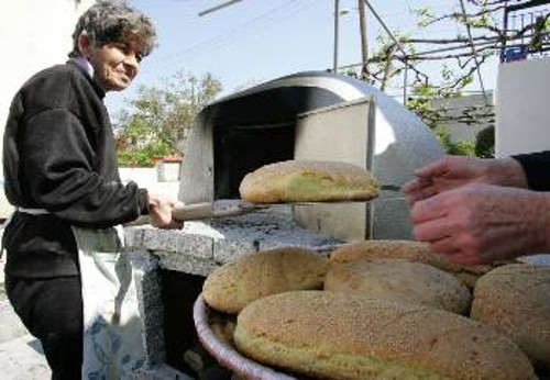 Μοσχοβολάνε οι γειτονιές κατά το ψήσιμο της παραδοσιακής φλαούνας και των κουλουριών τα οποία έχουν την τιμητική τους στο πασχαλινό Κυπριακό τραπέζι