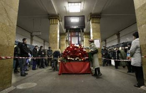 Χιλιάδες Μοσχοβίτες κατέθεσαν λουλούδια στο σημείο που βρήκαν το θάνατο οι συμπολίτες τους από τις βομβιστικές επιθέσεις της Δευτέρας