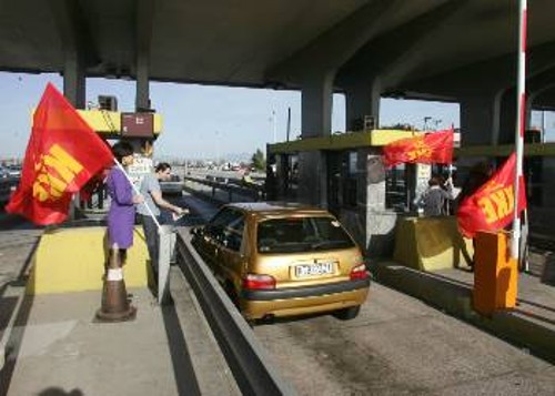 Στιγμιότυπο από παλιότερη κινητοποίηση του ΚΚΕ και της ΚΝΕ στα διόδια Μαλγάρων με αίτημα να καταργηθούν όλα τα διόδια.