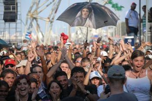 Χιλιάδες λαού και νέοι συμμετείχαν στη συναυλία υπεράσπισης της Κούβας στην Αβάνα