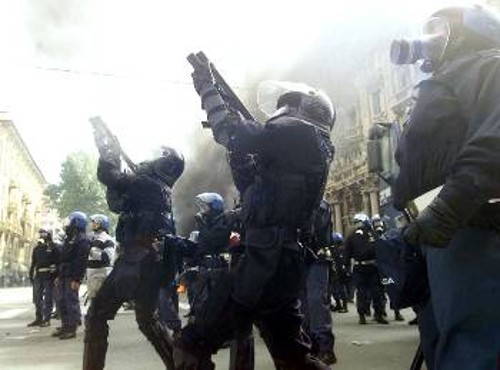 Ιταλοί αστυνομικοί πυροβολούν στον αέρα σε διάταξη, με προφανή στόχο την τρομοκράτηση των διαδηλωτών