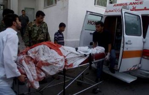 Το σώμα του νεκρού Παλαιστίνιου εφήβου Ρεφάτ αλ-Ναχάλ μεταφέρεται στο ασθενοφόρο...