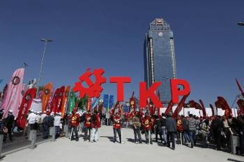 Το ΚΚ Τουρκίας στην Πρωτομαγιάτικη συγκέντρωση στην πλατεία Ταξίμ