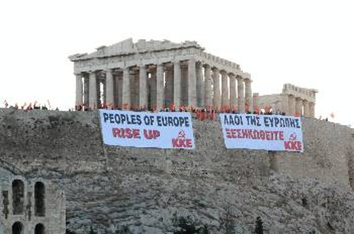 Τα δυο πανό και οι κόκκινες σημαίες του ΚΚΕ στόλισαν από χτες το ξημέρωμα την Ακρόπολη