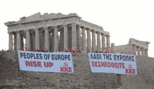 Αυτό είναι το πανό που ανήρτησε το ΚΚΕ την επομένη του μνημονίου στην Ακρόπολη στις 4/5/2010: «ΛΑΟΙ ΤΗΣ ΕΥΡΩΠΗΣ ΞΕΣΗΚΩΘΕΙΤΕ»